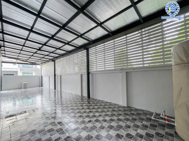 *****บ้านเดี่ยวมือสองกรุงเทพฯ ม.แกรนด์ บริทาเนีย วงแหวน-รามอินทรา #หลังมุม เนื้อที่กว้างขวางสุดถึง 64.6 ตร.ว. ฟังก์ชัน 4 ห้องนอน 5 ห้องน้ำ 2 ที่จอดรถ บ้านใหม่พร้อมอยู่ ไม่เคยเข้า บนทำเลเดินทางสะดวก ติดถนนกาจนาภิเษก ใกล้รถไฟฟ้าสายสีเขียว "สถานีคูคต" และทางด่วน